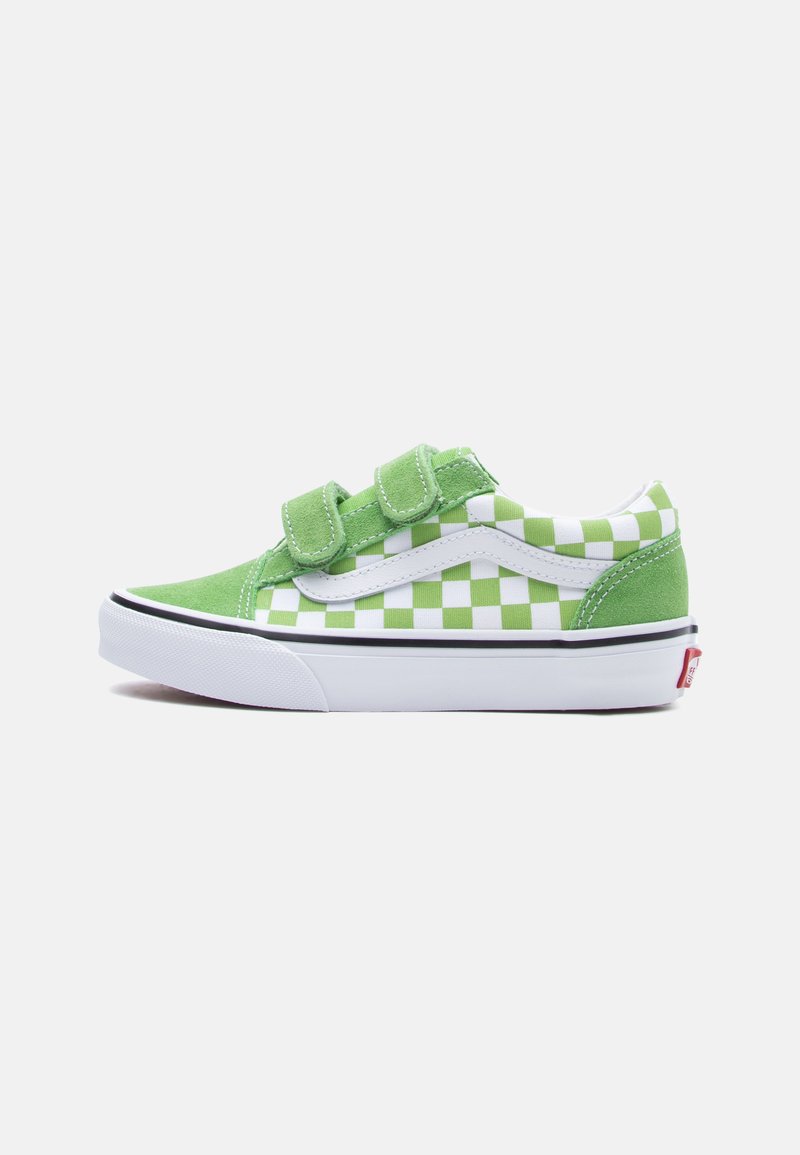 Χαμηλά αθλητικά παπούτσια με πράσινο και λευκό καρό σχέδιο, δύο πράσινα λουράκια με velcro και λευκή σόλα με μαύρη λωρίδα.