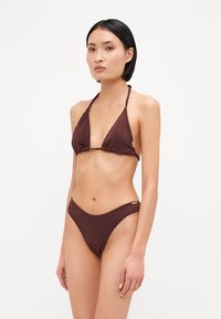 Brun ribbet bikini med halterneck-design. Triangel topp og lave bunner har gull detaljer og teksturert stoff.