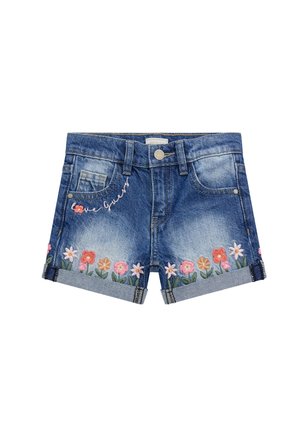 Blaue Jeansshorts mit umgeschlagenen Säumen, floraler Stickerei entlang des Saums und dem kursiven Schriftzug "Love Guess" in der Nähe der vorderen Tasche.