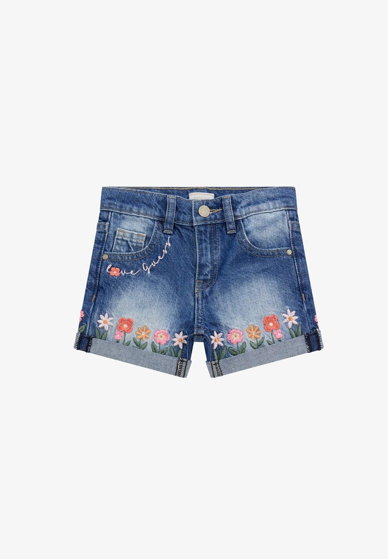 Shorts en jean bleu avec revers roulés, broderie florale le long de l'ourlet, et texte cursif « Love Guess » près de la poche avant.