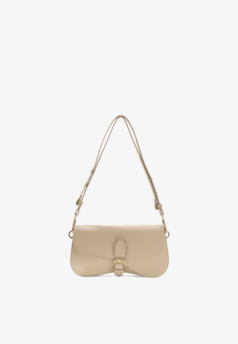 Bolso bandolera de cuero beige con solapa curva, cierre con hebilla dorada y correas dobles ajustables.