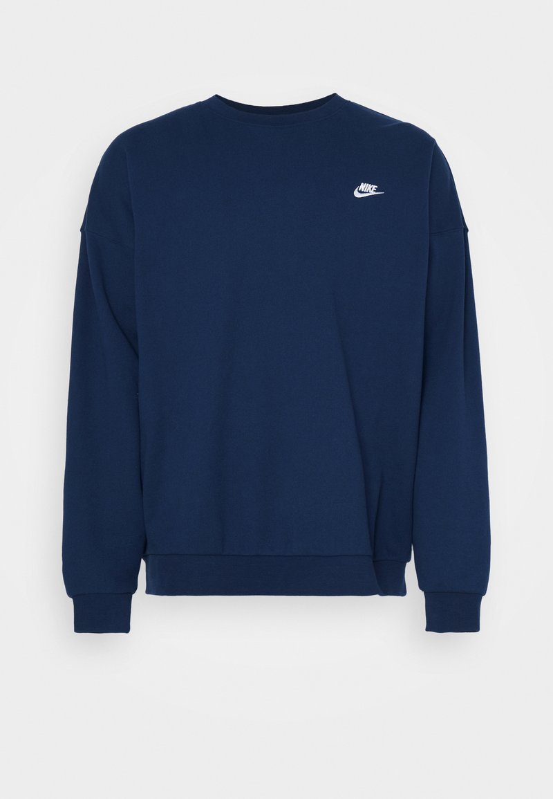 Sweatshirt bleu marine à manches longues, col rond, avec des poignets et un ourlet côtelés ; arbore un petit logo blanc de Nike sur la poitrine.
