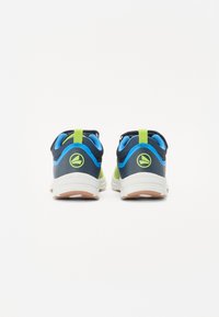 Buty sportowe z niebiesko-czarną siateczkową cholewą, zielonymi akcentami i białą podeszwą środkową. Posiadają wyściełany kołnierz oraz teksturowaną podeszwę.