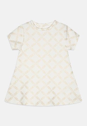 Witte jurk met korte mouwen met een gouden diamanten linkpatroon. Zacht materiaal met een ronde halslijn en een uitlopende rok.