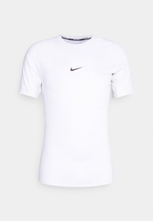 Vit kortärmad träningsskjorta med rund halsringning, tillverkad av slätt tyg, med en liten svart Nike swoosh-logotyp framtill.
