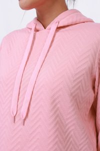 Felpa rosa con un motivo a spina di pesce testurizzato, dotata di cappuccio con cordino e tessuto morbido. Il design è a vestibilità rilassata.