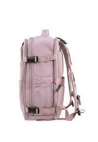 Mochila de suave tejido rosa con múltiples compartimentos, correas ajustables y un hebilla lateral. Presenta detalles de malla y un diseño elegante.