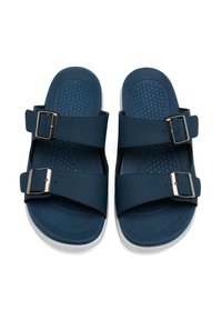 Sandalias de cuero con dos correas ajustables, color azul oscuro, suela texturizada y blanca; cuentan con hebillas de metal para el cierre.