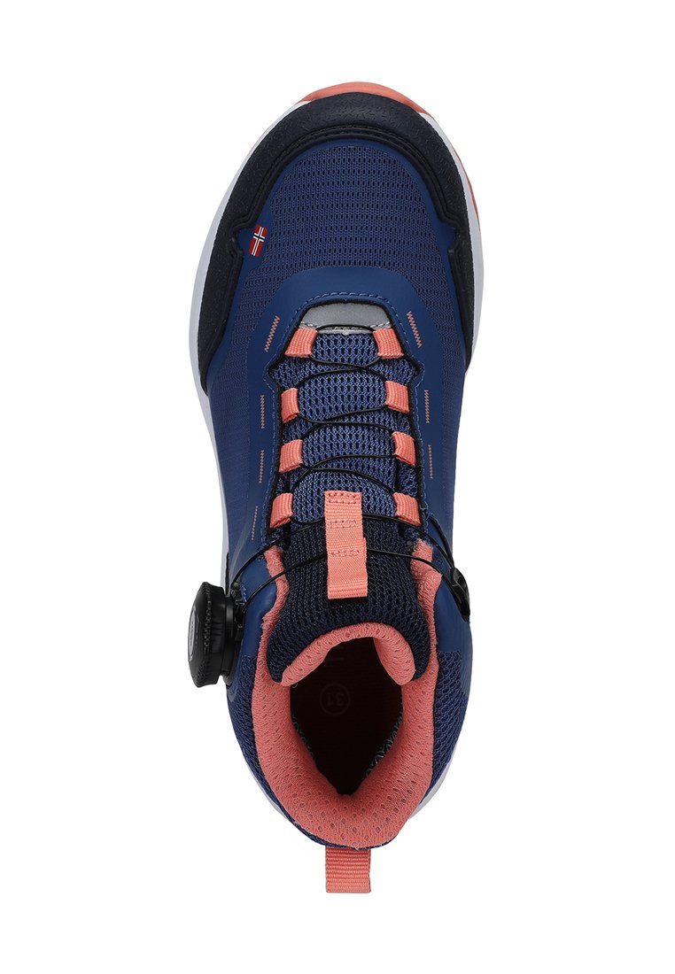 Zapatilla deportiva azul marino con parte superior de malla, acentos en rosa, cordones redondos y sistema de cierre por dial. Suela blanca gruesa con acabado texturizado.