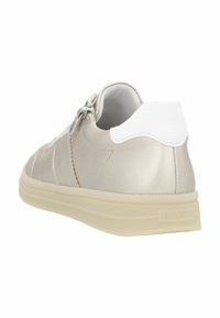 Beige Sneaker mit glatter Oberfläche, weißen Akzenten, einem Reißverschluss an der Seite und einer dicken, beigen Gummisohle.