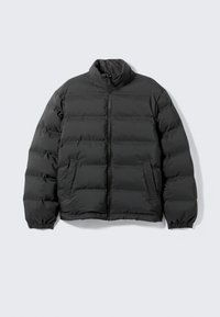 Sort pufferjakke med høj krave, lynlås foran, elastiske manchetter og sidelommer, med et quiltet design og glat tekstur.