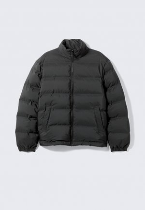 Sort pufferjakke med høj krave, lynlås foran, elastiske manchetter og sidelommer, med et quiltet design og glat tekstur.