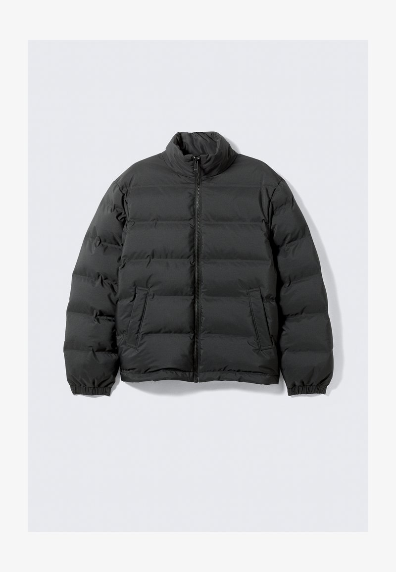 Fekete puffkabát magas gallérral, cipzáras elülső résszel, rugalmas mandzsettákkal és oldalsó zsebekkel, steppelt mintával és sima textúrával.