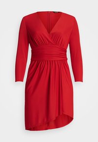 Červené dlouhé šaty s rukávy, vyrobené z hladké tkaniny. Mají výstřih do V, nařasený pas a asymetrický lem. Zapínání na zip na zadní straně.