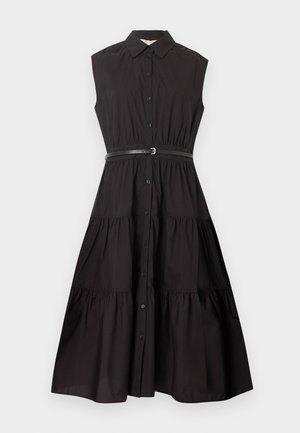 Robe midi noire sans manches avec fermeture à boutons sur le devant, jupe à volants, col pointu et ceinture noire fine à la taille.