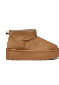 Braune Wildleder-Stiefelette mit runder Zehenpartie, gerippter Manschette und strukturiertem Absatz mit gerippter Musterung. Keine sichtbaren Metallteile.