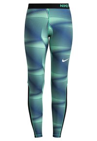 Leggings Nike avec un motif de vagues dans des tons de vert et de bleu, dotés d'une taille et d'un logo noirs. Fabriqués en matériau extensible et ajusté.