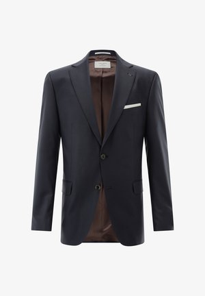 Marineblazer aus glattem Stoff mit brauner Satin-Innenseite, zwei Knöpfen und einem weißen Einstecktuch als Akzent in der Brusttasche.