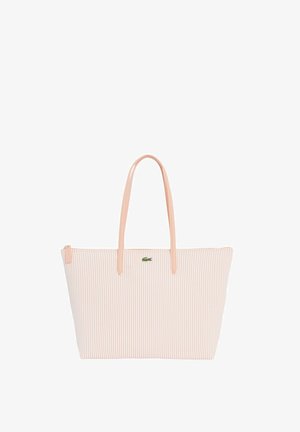 Bolso tote de rayas verticales beige y blancas con dos asas largas rosas y un pequeño logo de cocodrilo verde en el centro delantero.