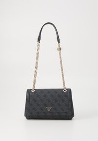 Bolso de mano negro de imitación piel con correa de cadena dorada, que presenta un exterior con patrón y una placa de logotipo triangular en el lado frontal.