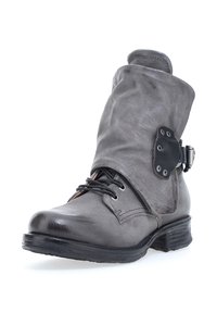 Szare skórzane botki za kostkę z okrągłym noskiem, teksturowanym wierzchem, złożonym kołnierzem i akcentem w postaci klamry. Posiadają sznurowane zapięcie i piętę z warstw. 