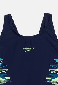Μπλε ναυτικό μαγιό Speedo με νέον πράσινα και μπλε αφηρημένα πλευρικά σχέδια και στρογγυλή λαιμόκοψη με φαρδιές τιράντες στους ώμους.