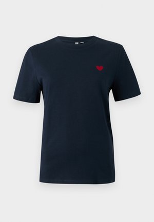 Tricou bleumarin cu mâneci scurte și guler rotund, cu o inimă mică roșie brodată pe pieptul stâng.