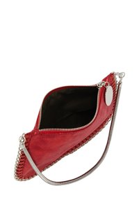 Rød clutch med lynlås, der har en tekstureret overflade, sølvkæde-accent og et rummeligt sort indre.
