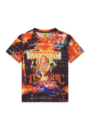 Kurzärmeliges T-Shirt mit lebendigem Collage-Druck in Orange, Schwarz und Blau mit den Schriftzügen „HYSTERIC“, „GUESS“ und Frauenporträts im Grafikdesign.