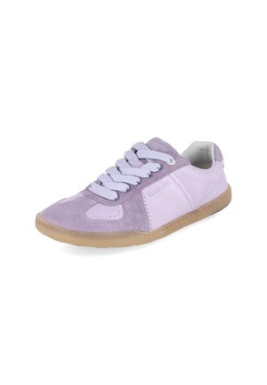 Lichtpaarse en lavendelkleurige casual sneaker met brede veters en rubberen zool, schuin naar links, merknaam "Blusun" zichtbaar aan de zijkant.