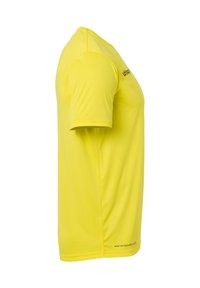 Gul kortærmet atletisk skjorte med en glat, syntetisk tekstur, tætsiddende pasform og diskret branding på brystet og nederkanten.