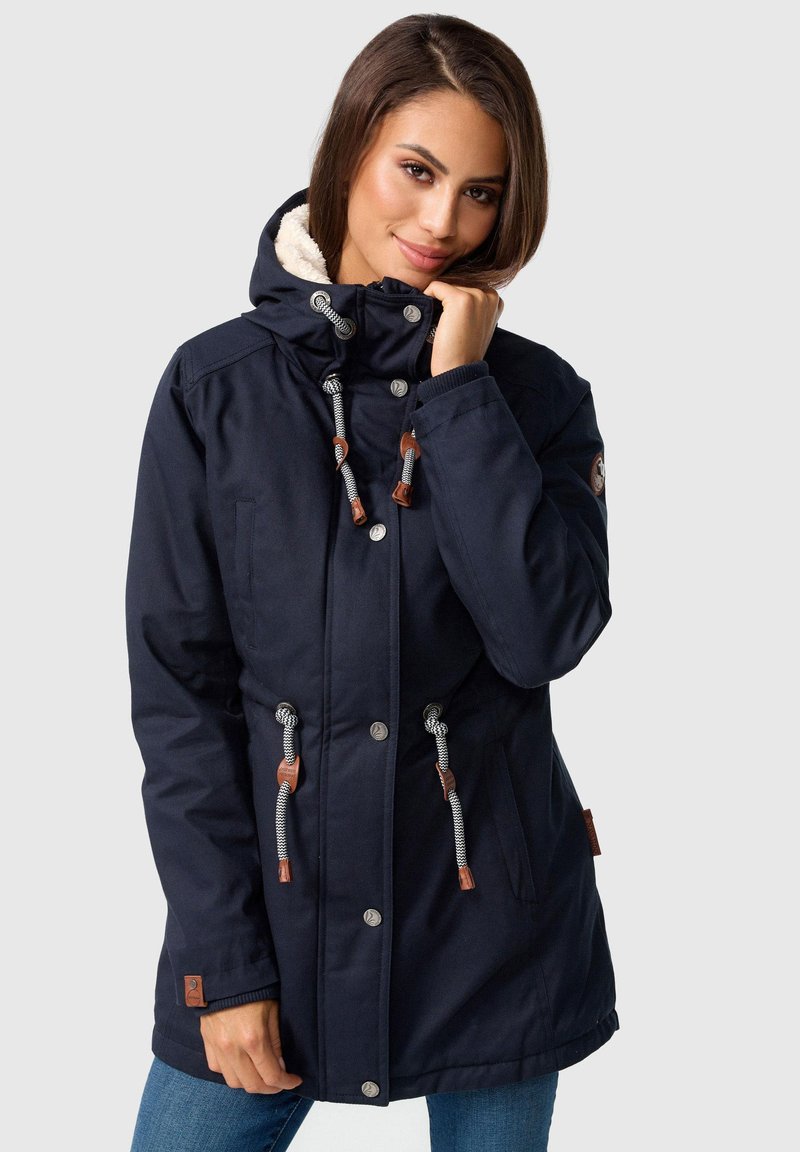 Navyblaue Parka mit einer Kapuze aus Kunstpelz, Zugbändern, Metall-Druckknöpfen, zwei Seitentaschen und kontrastierenden braunen Lederelementen.