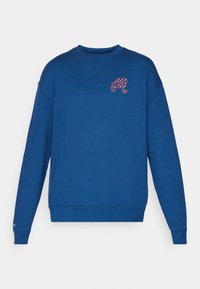 Sweatshirt azul em mistura de algodão, com decote redondo, mangas longas, apresentando um pequeno design bordado vermelho no peito e punhos canelados.