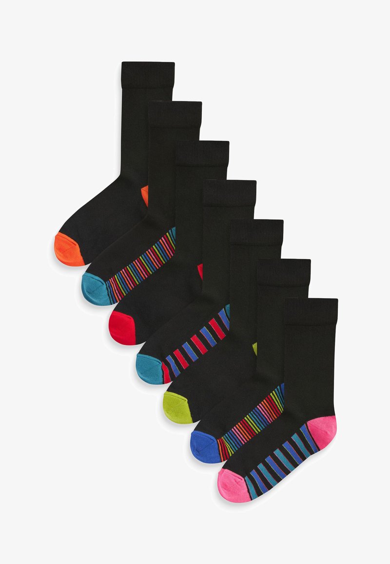 Huit paires de chaussettes noires avec des talons et des accents colorés. Les caractéristiques comprennent des couleurs unies : orange, bleu, vert, rouge et des motifs rayés.