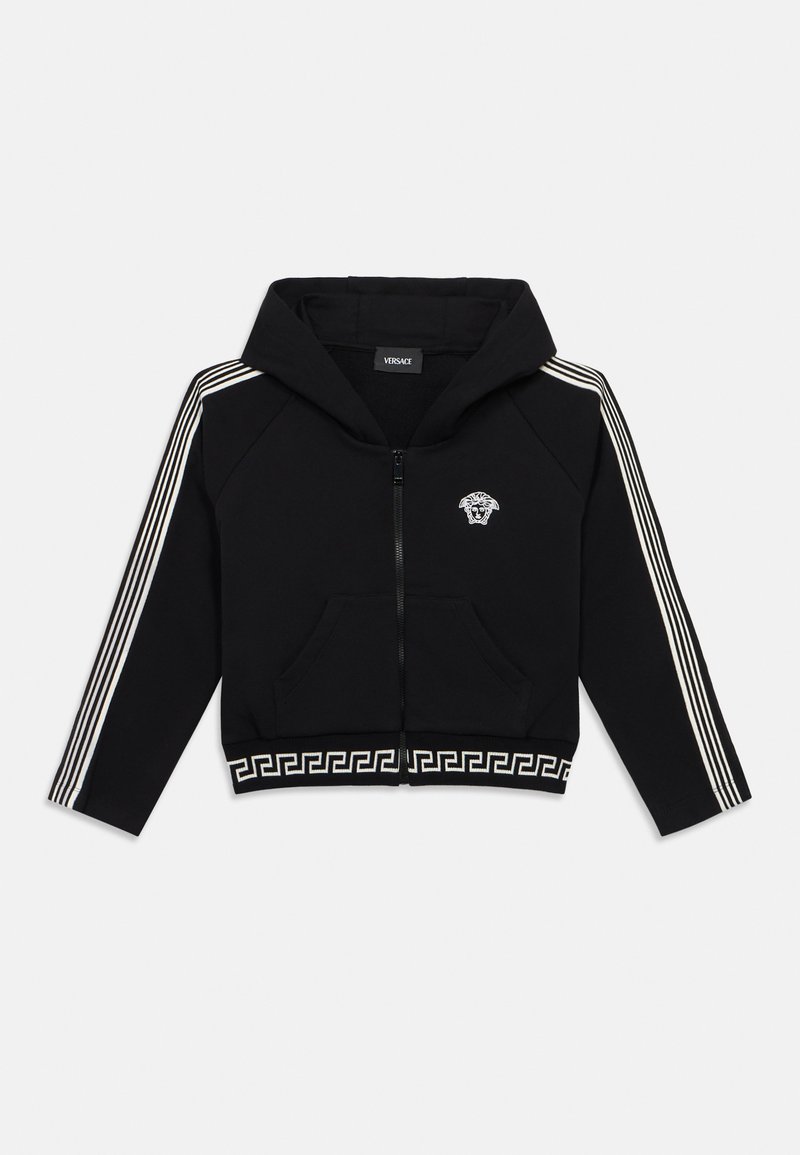 Μαύρο φούτερ με φερμουάρ μπροστά και τσέπη, που διαθέτει λευκές κάθετες ρίγες στα μανίκια και διακοσμητικό τελείωμα με σχέδιο. Κεντημένο λογότυπο στο στήθος.