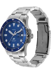 Reloj de pulsera Fossil de acero inoxidable con esfera azul, agujas luminosas, marcadores redondos, bisel giratorio y brazalete de eslabones metálicos.