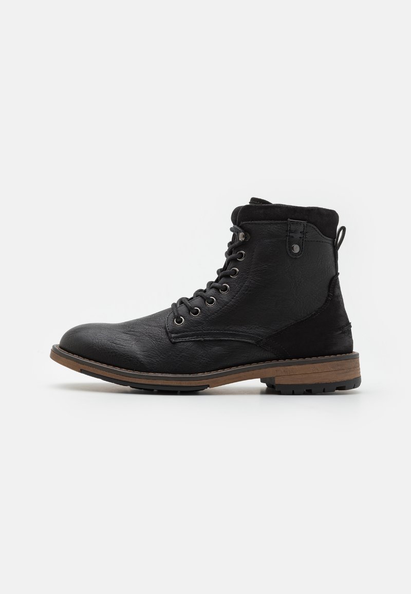 Juodas odinis kulkšninis botas su zomšos akcentais, apvalia nosimi, raišteliais, metaliniais akiai ir struktūrizuota apdaila. Plokščias padas su mediniu kulnu.