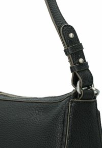 Borsa a tracolla nera in pelle con superficie testurizzata, tracolla regolabile fissata da accessori in argento e cuciture a contrasto lungo i bordi.