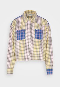 Abgeschnittenes Hemd mit einem mehrfarbigen Karomuster in Gelb, Pink und Blau. Verfügt über zwei Brusttaschen und kontrastierende blaue Akzente.
