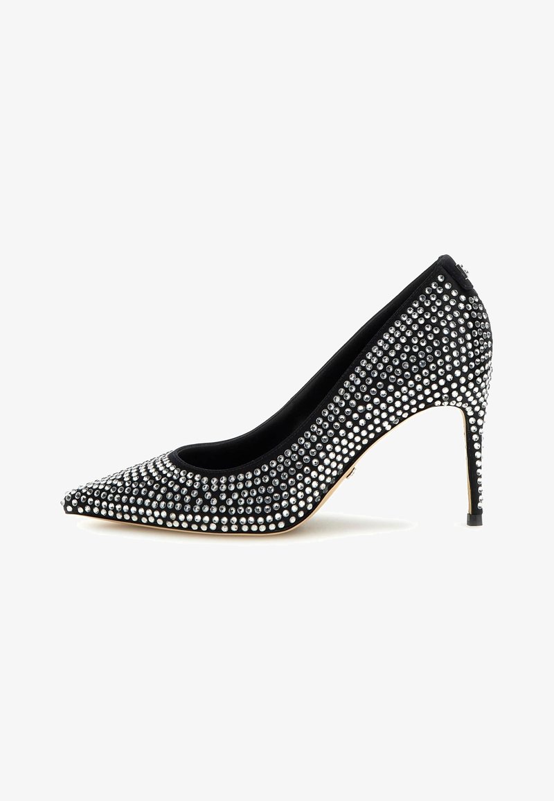 Chaussure à talon aiguilles noir à bout pointu ornée de strass argentés uniformes couvrant toute la surface, présentée en profil latéral sur fond blanc.