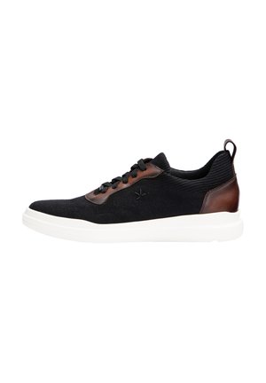Schwarzer Strick-Sneaker mit braunen Lederakzenten, schwarzen Schnürsenkeln und dicker weißer Sohle, seitlich auf weißem Hintergrund dargestellt.