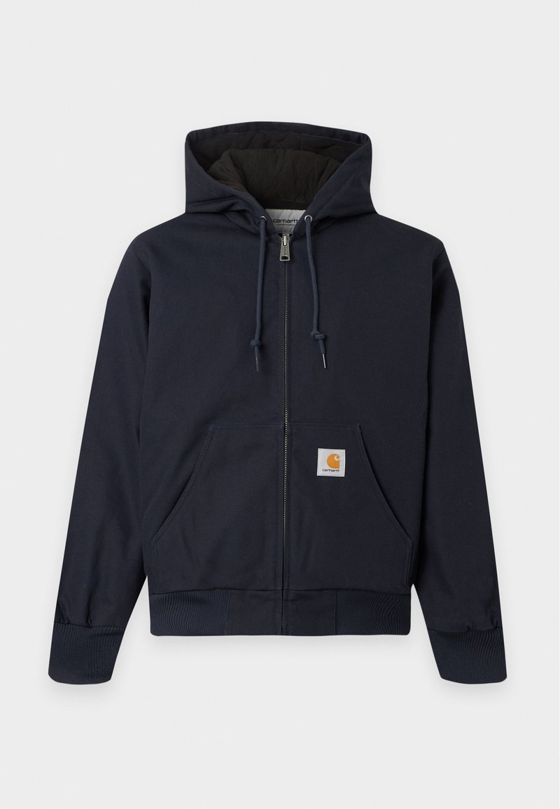 Marineblauer Kapuzenpullover mit Reißverschluss, Kordelzug, Kängurutasche mit Carhartt-Logo-Patch, gerippte Bündchen und Bund sowie wattiertes Innenfutter.