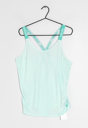 Débardeur de sport bleu clair sans manches avec des panneaux latéraux en maille et des bretelles croisées imprimées "JUST DO IT.", suspendu à un cintre noir.