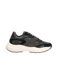 Zwarte en grijze sneaker met luipaardprintaccenten, mesh en suède materialen, dikke witte zool en gemusterde veters. Zijaanzicht.