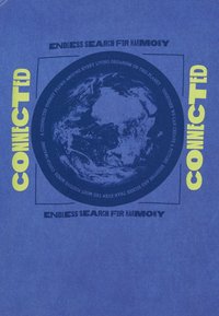 Blaues T-Shirt mit einem Aufdruck der Erde, umgeben von kreisförmigem Text und zwei gelben Phrasen: "CONNECTED" und "ENDLESS SEARCH FOR HARMONY".