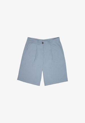 Shorts bleu clair avec un devant plat, un design plissé et une finition repassée. Comprend une fermeture à bouton et deux poches avant.