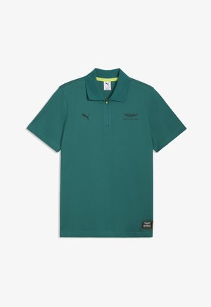Turquoise kortärmad poloshirt met een kwart rits, Puma-logo op de linkerborst, Aston Martin Formule 1-teamembleem op de rechterborst en sponsorpatch onderaan.