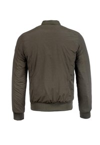 Oliwkowa bomberka o gładkiej teksturze, z elastycznymi mankietami i prążkowanym pasem. Charakteryzuje się prostym, klasycznym designem bez widocznych elementów metalowych.