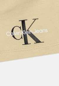 Calvin Klein Jeans BABY MONOGRAM LOGO UNISEX - Šortky - green haze