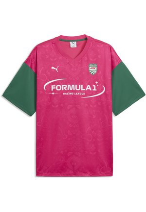Różowa sportowa koszulka z krótkim rękawem z zielonymi rękawami, z nadrukowanym logo „Formula 1 Racing League”, logo Puma oraz małym herbem ligi wyścigowej na piersi.